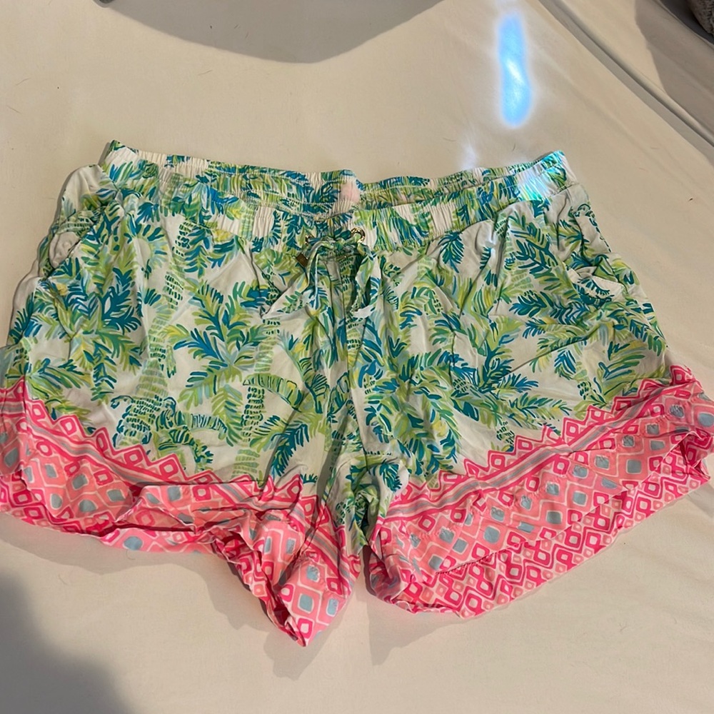 Lillly Pulitzer Size Medium Shorts— 100% Rayon